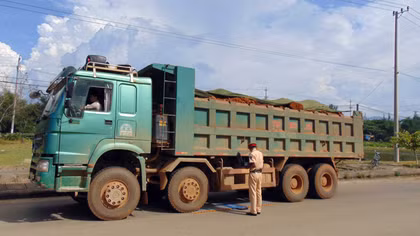 Tài xế xe quá tải không có giấy phép lái xe