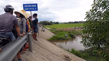 Cháu bé 2 tuổi rơi xuống suối đuối nước thương tâm