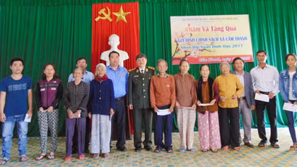 Trao quà hỗ trợ gia đình chính sách khó khăn xã Cẩm Thanh