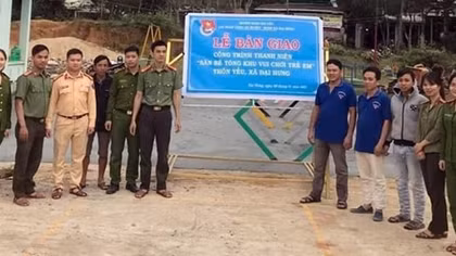 Tuổi trẻ Công an giúp làm khu vui chơi tại thôn Yều