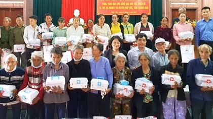 Phó Chủ tịch nước trao quà tặng đồng bào thiểu số và trẻ em tỉnh Quảng Nam