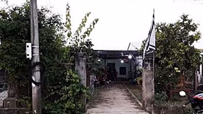 Người đàn ông mang can xăng ra cánh đồng tự thiêu giữa trưa