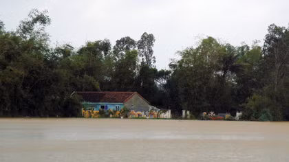 Lũ lớn trong đêm, Quảng Nam chìm trong biển nước