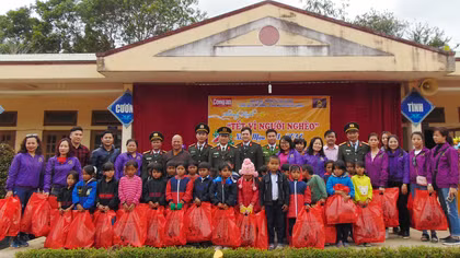 500 suất quà đến với học sinh vùng biên giới Tây Giang