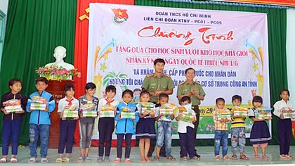 Tuổi trẻ Công an Quảng Nam khám bệnh cho trẻ em và người dân vùng cao