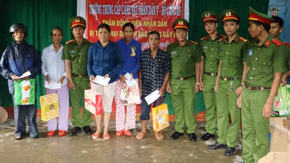 Sẻ chia khó khăn với bà con vùng lũ Quảng Nam