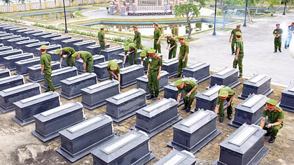 Trường Trung cấp CSND V dâng hương tri ân Chủ tịch Hồ Chí Minh và anh hùng, liệt sĩ