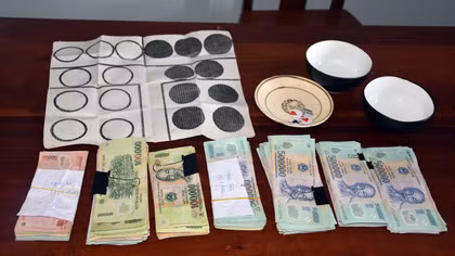22 con bạc kéo nhau lên đồi sát phạt