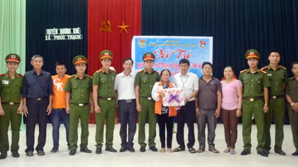 Đoàn Trường Trung cấp CSND V tặng quà cho đồng bào vùng lũ