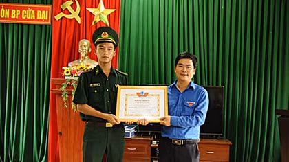 Tặng Bằng khen cho Trung úy biên phòng cứu 3 em học sinh đuối nước