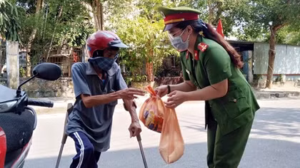Ý nghĩa chương trình cây “ATM gạo” đầu tiên tại Quảng Nam