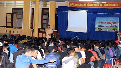 Đội mưa lên biên giới tuyên truyền Luật Giao thông đường bộ
