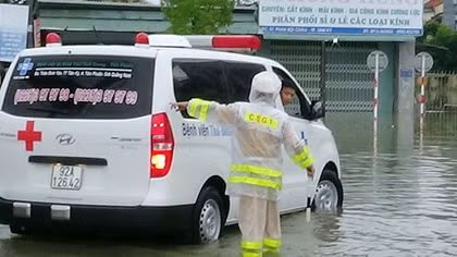 Công an thực hiện “4 tại chỗ” giúp đỡ nhân dân trong mưa bão
