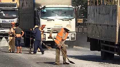 CSGT “đội nắng” dọn dẹp đá dăm rơi vãi trên quốc lộ