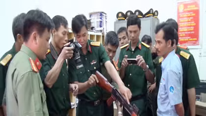 Tá hỏa phát hiện xe khách vận chuyển cả "kho" vũ khí quân dụng