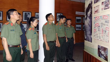 Dâng hương viếng liệt sĩ, bác sĩ Đặng Thùy Trâm