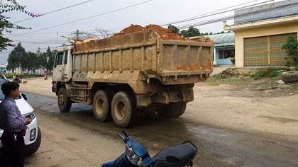 Xe tải tung hoành gây ô nhiễm bụi mù mịt ở miền núi Quảng Nam