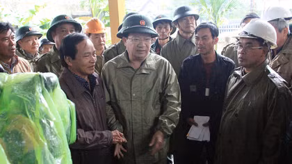 Phó Thủ tướng Trịnh Đình Dũng kiểm tra tình hình mưa lũ tại Quảng Nam