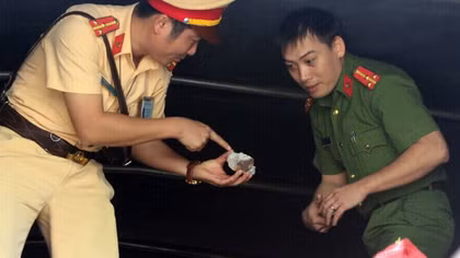 Phát hiện xe tải chở 4,5 tấn quặng có màu óng ánh ra Hà Nội