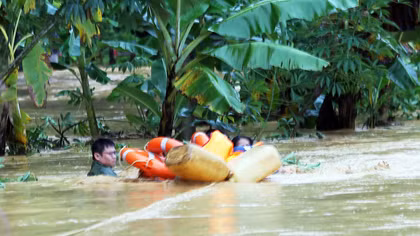 Bám bản giúp đỡ nhân dân trong mưa lũ