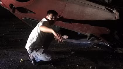 Bác sĩ Kỹ thuật hình sự cấp cứu nạn nhân vụ lật xe trong đêm
