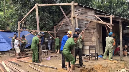 Công an Quảng Nam giúp dân khắc phục hậu quả bão lũ