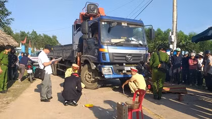 Xe máy đối đầu xe tải, nam thanh niên tử vong