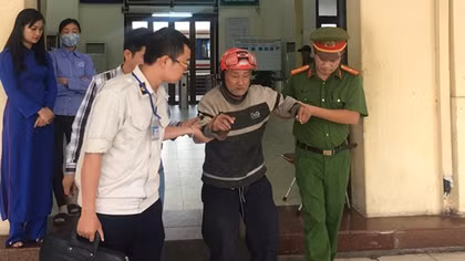 Đồn Công an đường sắt ga Hà Nội giúp đỡ cụ ông lạc giữa sân ga
