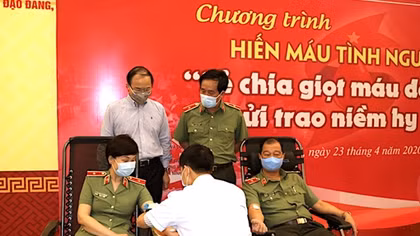 200 CBCS "Sẻ chia giọt máu đào, gửi trao niềm hy vọng"