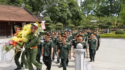 Đoàn đại biểu điển hình tiên tiến toàn quân báo công dâng Bác