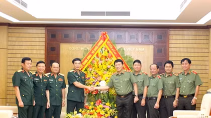 Bộ Quốc phòng chúc mừng Bộ Công an nhân kỷ niệm 75 năm Ngày truyền thống CAND