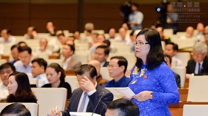 “Xả lũ 5h chiều mới báo, chỉ mời bà con leo lên chỗ cao chứ biết đi đâu”