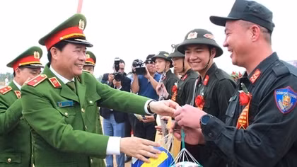 Các chiến sỹ mới từng bước làm quen kỷ luật CAND, đáp ứng yêu cầu huấn luyện