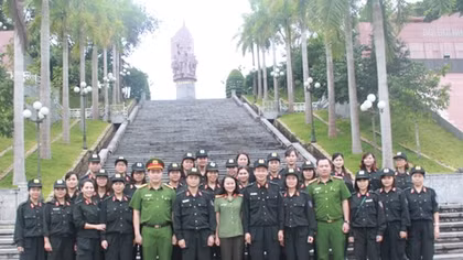 Hội phụ nữ Bộ Tư lệnh CSCĐ về nguồn tại Nha Công an Trung ương