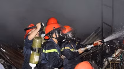 "Bà hoả" ghé thăm cơ sở phế liệu lúc rạng sáng
