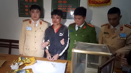 Chở 2kg ma tuý đá trên xe máy, gặp Công an liền bỏ chạy