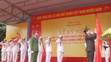 Trại giam số 6 đón nhận Huân chương Chiến công hạng Nhất
