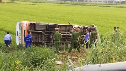 Lật xe bus ở Nghệ An khiến 1 người chết, 3 người bị thương.