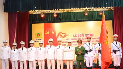 Trung tâm Huấn luyện và sử dụng động vật nghiệp vụ đón nhận Huân chương Bảo vệ Tổ quốc