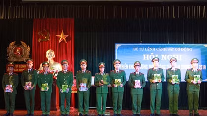 Tư lệnh CSCĐ “Mừng tuổi sách” các chiến sỹ nghĩa vụ