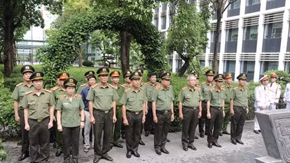 Đảng ủy Công an Trung ương, lãnh đạo Bộ Công an dâng hương tưởng niệm Chủ tịch Hồ Chí Minh