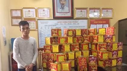 Thợ mộc “tranh thủ” giao 126kg pháo nổ thì bị bắt
