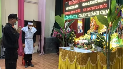 Cán bộ CSCĐ nghẹn ngào chịu tang bố và bà nội nơi tâm dịch Bắc Giang
