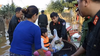 Trung đoàn CSCĐ Bắc Trung Bộ ra quân giúp đỡ đồng bào vùng lũ