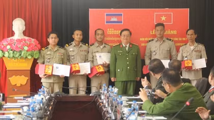 Bế giảng lớp bồi dưỡng nghiệp vụ thú y cho các cán bộ Bộ Nội vụ Vương quốc Campuchia