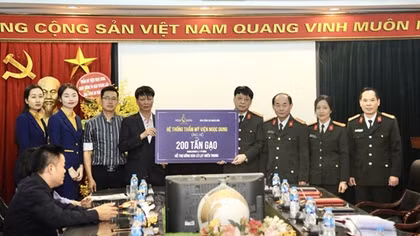 Báo CAND tiếp nhận 200 tấn gạo ủng hộ đồng bào miền Trung