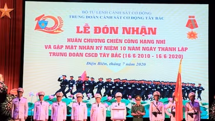 Trung đoàn CSCĐ Tây Bắc đón nhận Huân chương Chiến công hạng Nhì