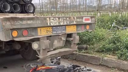 Lùi xe thiếu quan sát, xe đầu kéo tông 2 cô gái thương vong