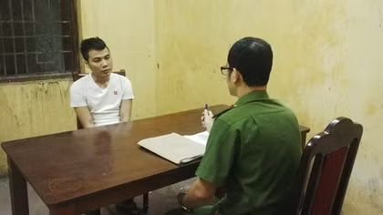Tạm giữ hình sự thanh niên vượt đèn đỏ, rẽ phải không xi nhan, đâm vào CSGT