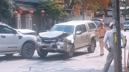 Chồng đâm vợ đốt nhà, lao xe vào tình địch trong cơn ghen